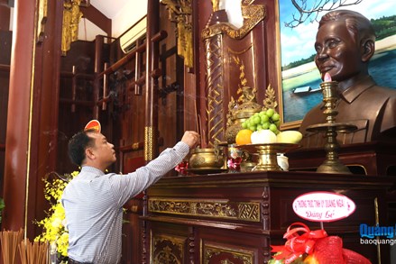 Quảng Ngãi: Chủ tịch Ủy ban MTTQ Việt Nam tỉnh U Huấn dâng hương tưởng niệm Thủ tướng Phạm Văn Đồng