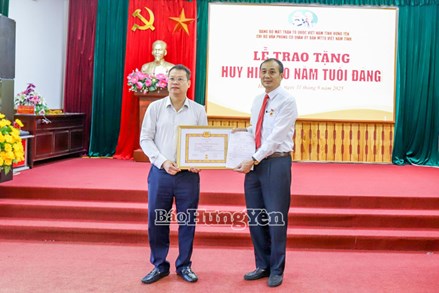Hưng Yên: Phó Bí thư Tỉnh ủy, Chủ tịch Ủy ban MTTQ Việt Nam tỉnh Nguyễn Mạnh Hùng trao huy hiệu 30 năm tuổi Đảng