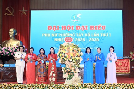 Phó Chủ tịch UBTƯ MTTQ Việt Nam, Chủ tịch Hội LHPN Việt Nam Nguyễn Thị Tuyến dự Đại hội phụ nữ điểm của Hà Nội