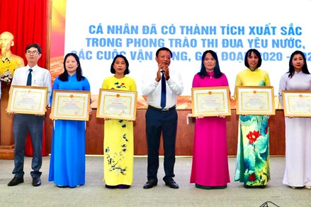 Khánh Hòa: Khen thưởng 14 tập thể, 24 cá nhân có thành tích xuất sắc trong phong trào thi đua yêu nước