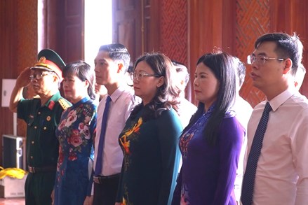 Lào Cai: Đoàn đại biểu Hội nghị điển hình tiên tiến MTTQ Việt Nam tỉnh dâng hương báo công Chủ tịch Hồ Chí Minh