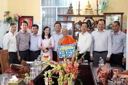 Cần Thơ: Thăm, tặng quà đồng bào Khmer nhân dịp Lễ Sene Dolta