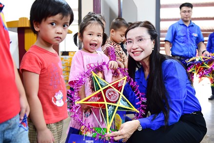 Tết Trung thu thắp sáng ước mơ ở Làng Nủ