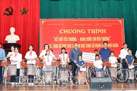 Hưng Yên: Trao xe đạp tặng học sinh có hoàn cảnh khó khăn ở phường Mỹ Hào
