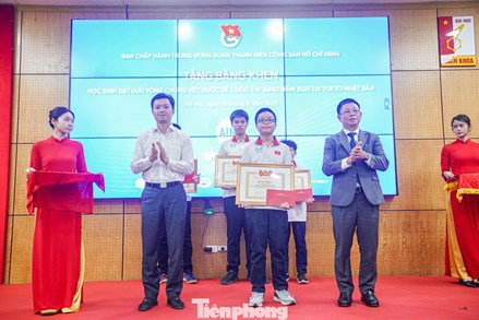 Bí thư Trung ương Đoàn Nguyễn Minh Triết tặng bằng khen cho học sinh đạt thành tích đặc biệt tại AIMO 2025