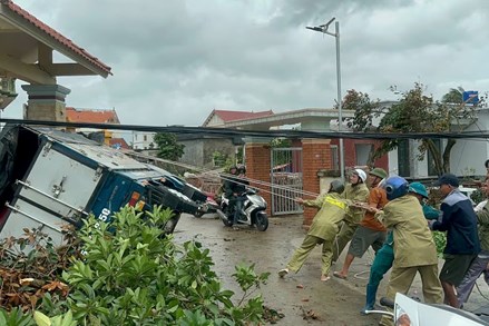 Chủ tịch MTTQ Việt Nam TP Hải Phòng động viên các hộ dân bị thiệt hại do lốc xoáy