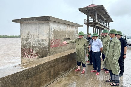 Ninh Bình: Đồng chí Phó Bí thư Tỉnh uỷ, Chủ tịch Uỷ ban MTTQ Việt Nam tỉnh kiểm tra, chỉ đạo khắc phục hậu quả bão số 10