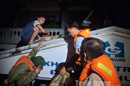 Tuyên Quang: Ủy ban MTTQ Việt Nam tỉnh tiếp tục hỗ trợ nhu yếu phẩm cho người dân vùng ngập lụt