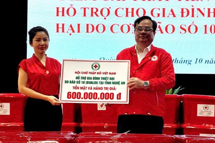 Trung ương Hội Chữ thập đỏ Việt Nam hỗ trợ người dân vùng lũ Nghệ An