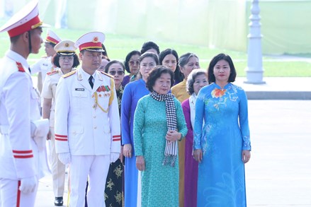 Đoàn đại biểu Hội LHPN Việt Nam vào Lăng viếng Chủ tịch Hồ Chí Minh