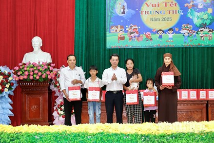 Ninh Bình: Thăm, tặng quà cho trẻ em nhân dịp Tết Trung thu