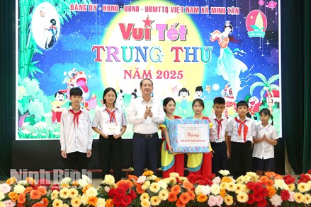Ninh Bình: Phó Bí thư Tỉnh ủy, Chủ tịch Uỷ ban MTTQ Việt Nam tỉnh Mai Văn Tuất tặng quà, vui Tết Trung thu tại xã Minh Tân