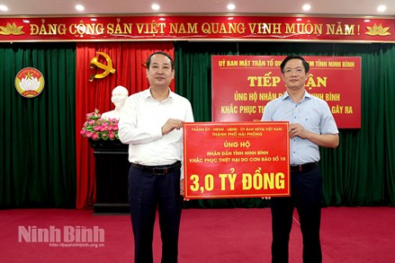 Thành phố Hải Phòng trao tặng 3 tỷ đồng hỗ trợ nhân dân Ninh Bình khắc phục thiệt hại do cơn bão số 10