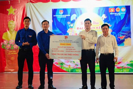 Đoàn Mặt trận Tổ quốc, các đoàn thể Trung ương trao tặng nhiều phần quà Trung thu trị giá 165 triệu đồng tới thiếu nhi tỉnh Tuyên Quang 