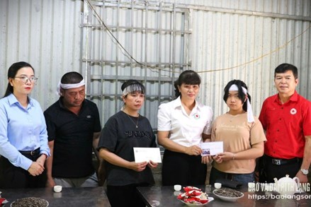 Lạng Sơn: Hội Chữ thập đỏ tỉnh hỗ trợ gia đình bị thiệt hại do bão số 10 tại xã Cai Kinh