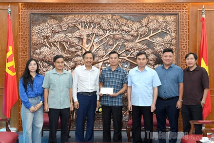 Tuyên Quang: Uỷ ban MTTQ Việt Nam tỉnh tiếp nhận ủng hộ từ Hiệp hội Khoa học hành chính Việt Nam nhằm khắc phục thiệt hại bão số 10