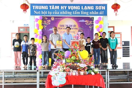 Lạng Sơn: Chủ tịch Ủy ban MTTQ Việt Nam tỉnh đến thăm, tặng quà Tết Trung thu cho các em thiếu nhi tại Trung tâm Hy Vọng Lạng Sơn