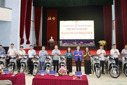 Lào Cai: Ủy ban MTTQ Việt Nam tỉnh trao tặng xe máy hỗ trợ 12 xã bị thiệt hại do bão số 10