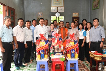 Tây Ninh: Uỷ ban MTTQ Việt Nam tỉnh thăm và chúc mừng lễ Sene Dolta, lễ Saunco Khamun