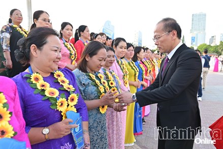Khánh Hoà: Chủ tịch Uỷ ban MTTQ Việt Nam tỉnh tuyên dương nữ cán bộ Hội LHPN Việt Nam tỉnh có thành tích tiêu biểu 