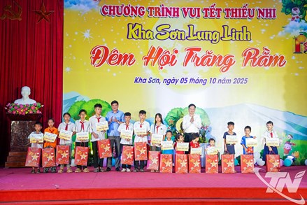 Thái Nguyên: Chủ tịch Ủy ban MTTQ Việt Nam tỉnh Thái Nguyên dự chương trình Đêm hội trăng rằm tại xã Kha Sơn 