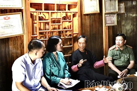 Người có uy tín tham gia giữ bình yên trên bản Thung Mặn