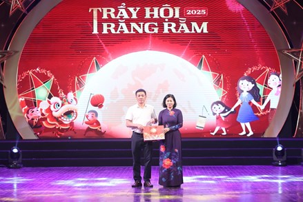 Phó Chủ tịch Uỷ ban Trung ương MTTQ Việt Nam Nguyễn Thị Tuyến dự chương trình “Trẩy hội trăng rằm 2025“