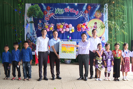 Lai Châu: Chủ tịch Uỷ ban MTTQ Việt Nam tỉnh thăm, tặng quà Trung thu cùng thiếu nhi trên địa bàn tỉnh 