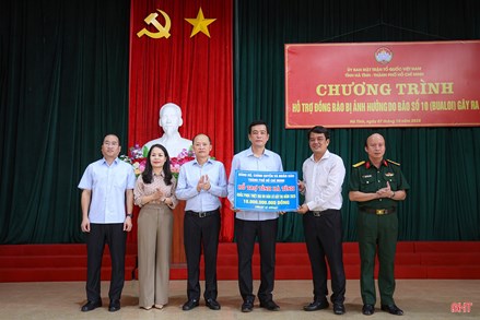 Uỷ ban MTTQ Việt Nam TP Hồ Chí Minh hỗ trợ Hà Tĩnh nguồn lực khắc phục hậu quả bão số 10