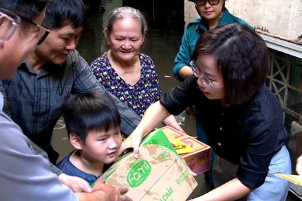 Lãnh đạo MTTQ Việt Nam TP. Hà Nội thăm, động viên người dân bị ảnh hưởng bởi mưa bão