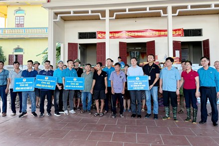 Bắc Ninh: Phó Chủ tịch Uỷ ban MTTQ Việt Nam tỉnh thăm, tặng quà người dân bị ảnh hưởng do bão số 11