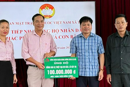 Thái Nguyên: Công đoàn Ngân hàng Chính sách xã hội Việt Nam ủng hộ Uỷ ban MTTQ Việt Nam xã Trại Cau khắc phục hậu quả bão số 11