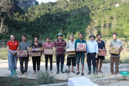 Lạng Sơn: Đoàn công tác của tỉnh cứu trợ người dân vùng ngập lụt tại thôn Tiến Hậu, xã Nhất Hoà