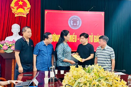 Chủ tịch Ủy ban MTTQ Việt Nam thành phố Hà Nội thăm hỏi, động viên gia đình nạn nhân trong vụ cháy tại phố Kim Hoa