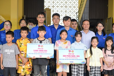 Đoàn công tác Trung ương Đoàn thăm, tặng quà thanh thiếu nhi vùng lũ Thái Nguyên