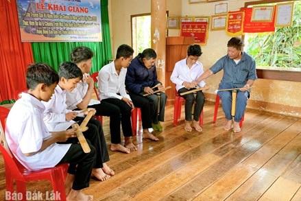 Đắk Lắk: Xã Cư Pơng tổ chức lớp truyền dạy đánh chiêng và nhạc cụ dân tộc