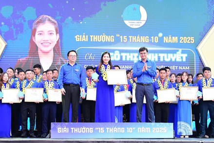 Phó Chủ tịch Uỷ ban Trung ương MTTQ Việt Nam Bùi Quang Huy trao giải thưởng 15 tháng 10 