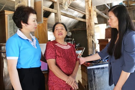 Lãnh đạo Hội LHPN Việt Nam thăm hỏi, chia sẻ với phụ nữ và trẻ em vùng lũ Tuyên Quang