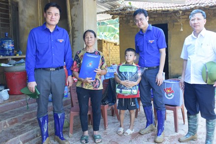 Phó Chủ tịch UBTƯ MTTQ Việt Nam, Bí thư Thứ nhất Trung ương Đoàn Bùi Quang Huy thăm, tặng quà người dân bị ảnh hưởng bởi bão lũ tại Bắc Ninh