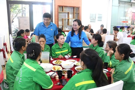 Cao Bằng: Liên đoàn Lao động tỉnh tổ chức “Bữa cơm Công đoàn” cho công nhân công ty môi trường sau bão lũ