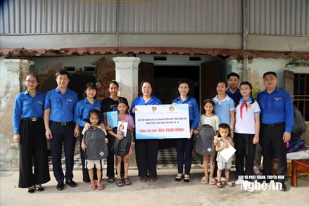 Trung ương Đoàn trao hỗ trợ các gia đình bị ảnh hưởng bởi bão số 10 ở Nghệ An