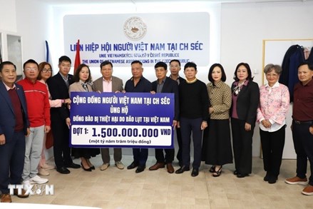 Ấm áp từ những tấm lòng người Việt xa quê