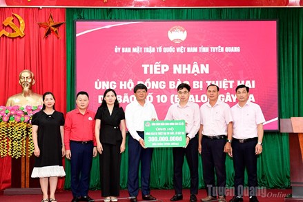 Tuyên Quang: Ngân hàng Chính sách xã hội Việt Nam trao ủng hộ 300 triệu đồng khắc phục thiệt hại do bão số 10
