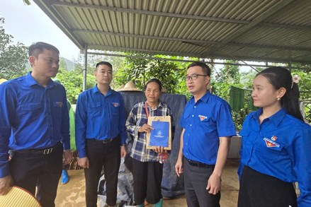 Bí thư Trung ương Đoàn thăm, tặng quà bà con bị ảnh hưởng bão lũ ở Lạng Sơn