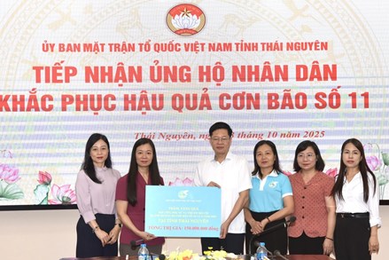 Lãnh đạo Hội LHPN Việt Nam thăm, tặng quà phụ nữ và trẻ em vùng lũ tại Thái Nguyên