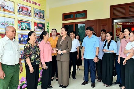 Phó Chủ tịch Ủy ban Trung ương MTTQ Việt Nam Hà Thị Nga tiếp xúc cử tri tại Tuyên Quang