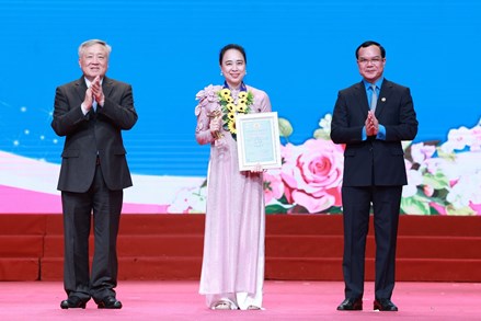 Trao giải thưởng, biểu dương 70 nữ công đoàn viên xuất sắc, tiêu biểu năm 2025