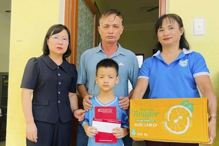 Hội LHPN Việt Nam tỉnh Thái Nguyên trao quà, hỗ trợ trẻ mồ côi, khó khăn bị ảnh hưởng bão số 11