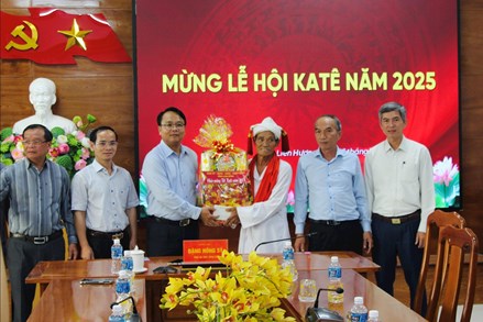 Lâm Đồng: Đoàn công tác của Tỉnh ủy chúc Tết Katê đồng bào Chăm Bàlamôn tại Liên Hương và Tuy Phong