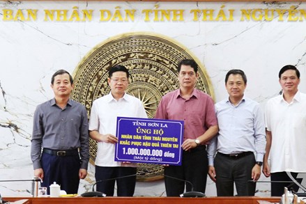 Tỉnh Sơn La và Báo Xây dựng hỗ trợ tỉnh Thái Nguyên khắc phục hậu quả bão số 11